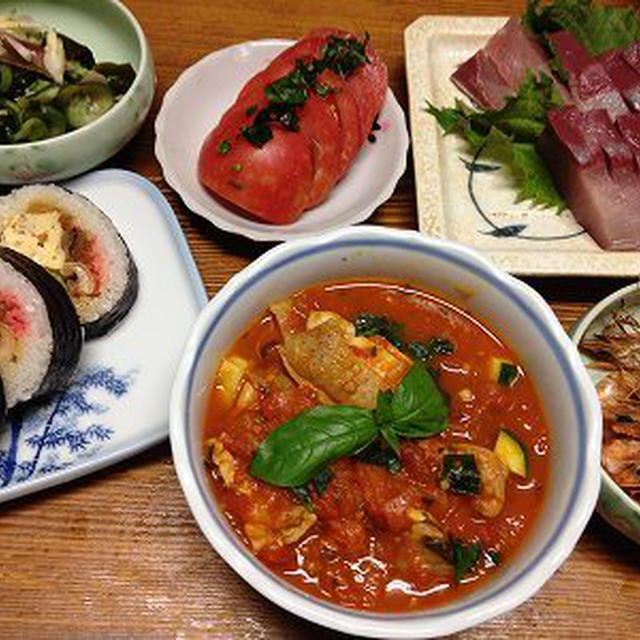 鶏肉のトマトソース煮。とぼけた表情のきなこ