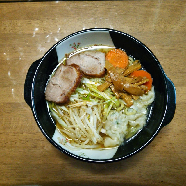 スープ・チャーシューから作る餃子の醤油らーめん