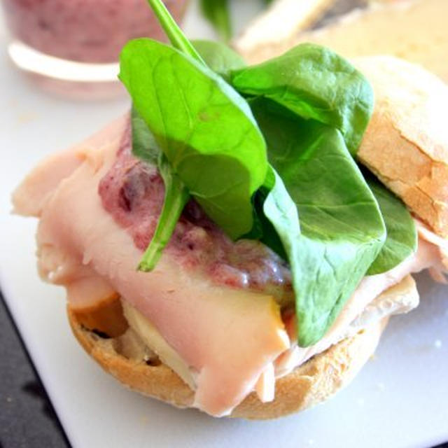 Turkey Brie Sandwich with Cranberry Horseradish Mayo七面鳥とブリーチーズのサンドイッチ