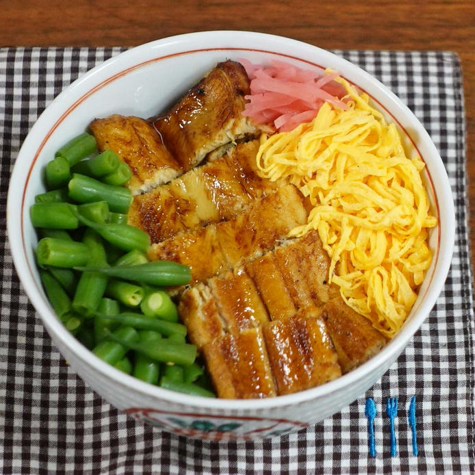 和柄の丼に盛られた焼きあなごの三色丼