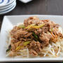 ねぎ豚炒めのせもやし。【ダブル安食材・味付けは塩としょうゆ】のごはんとその日の作り置き。