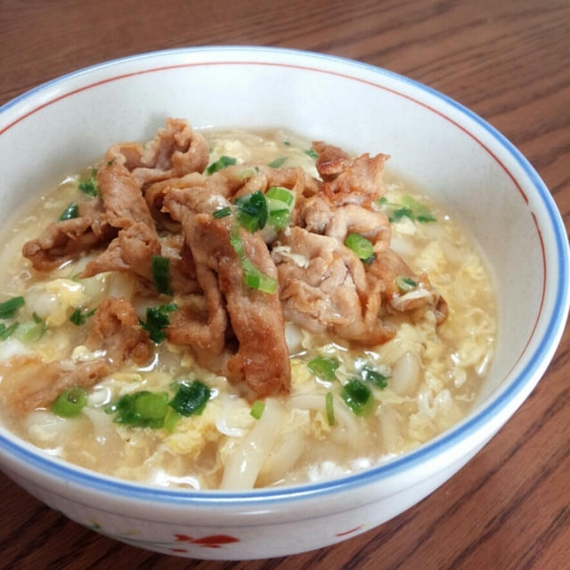 【甘辛肉と卵あんかけうどん】と手を挙げる姉と真似する妹