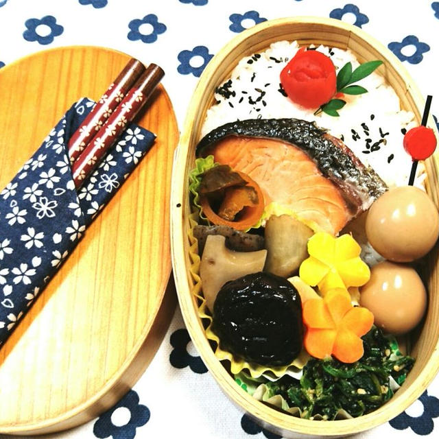 和風弁当冷蔵庫にあるものを詰めた地味弁当#焼き鮭#煮物#味付きうずら#ほうれ...