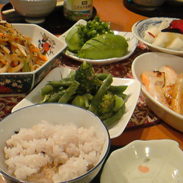 きんぴら炒めと焼き魚で和食ごはん。