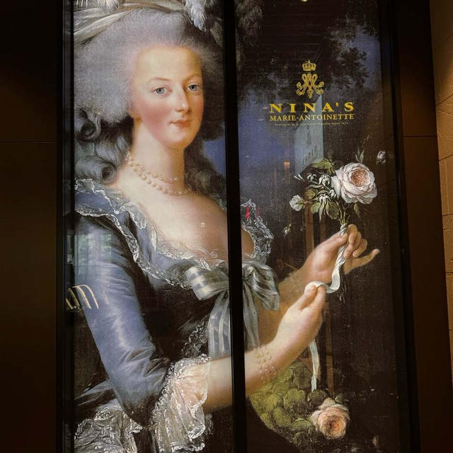 娘とランチ♡懐かしの丸の内散歩と♡"美しい薔薇と胡蝶蘭に囲まれて"ご推奨☆