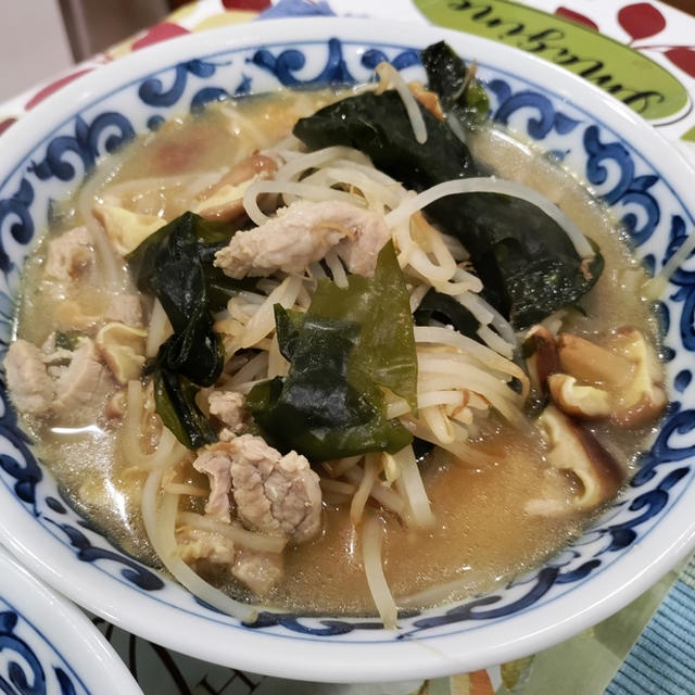 バックヤードの垣根剪定終了 ～ １９番でワイン飲みすぎ、家でのラーメンが旨し