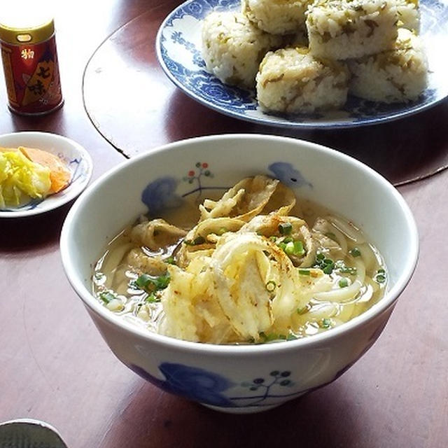 ごぼう天うどんと、高菜じゃこおにぎり