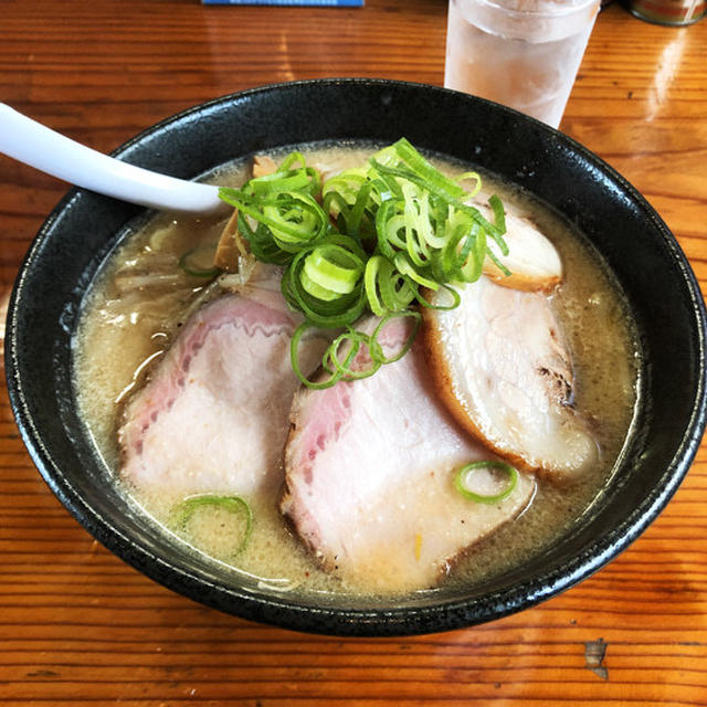 味噌ラーメン大にトッピングチャーシュウを啜る