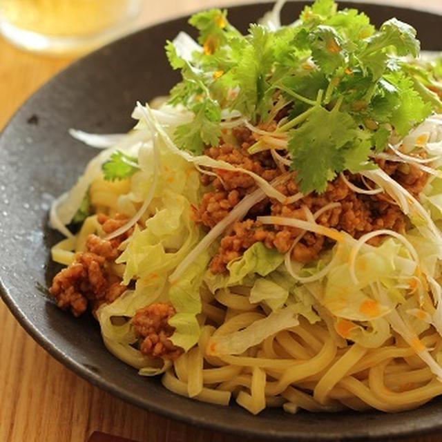 肉味噌和え麺。パクチーと白髪ねぎで