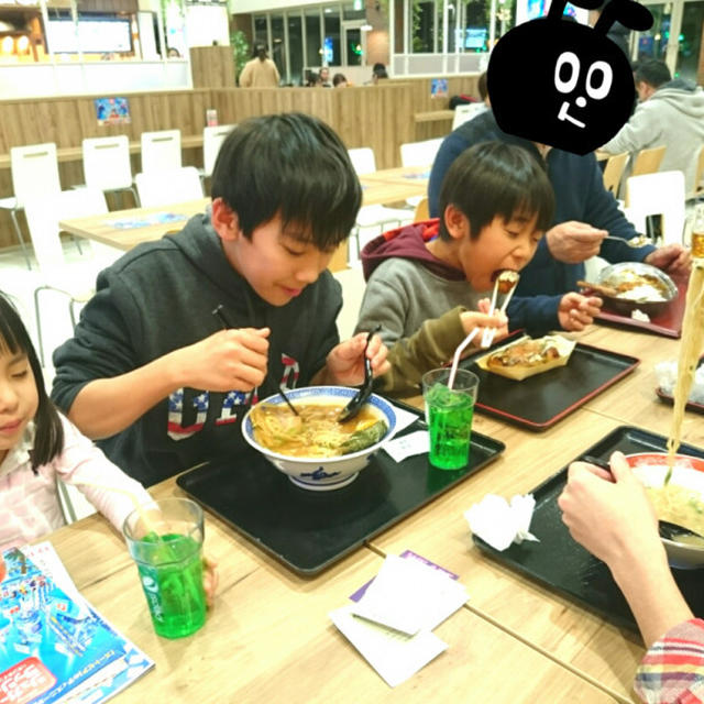 晩御飯はフードコートです！！