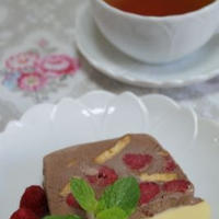 ブランデー漬けにしたラズベリー入りチョコレートアイステリーヌ