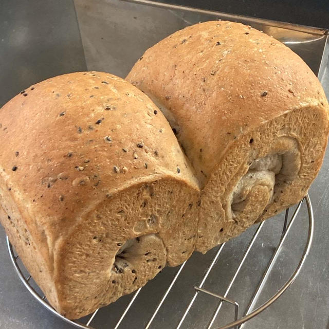 黒ごま食パンで気持ち落ち着く♪