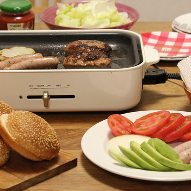 好きなものを挟んで楽しいホットプレートハンバーガーの日