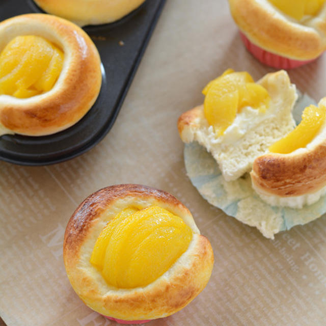 黄桃とクリームチーズのパン。【マフィン型・缶詰・簡単パン】