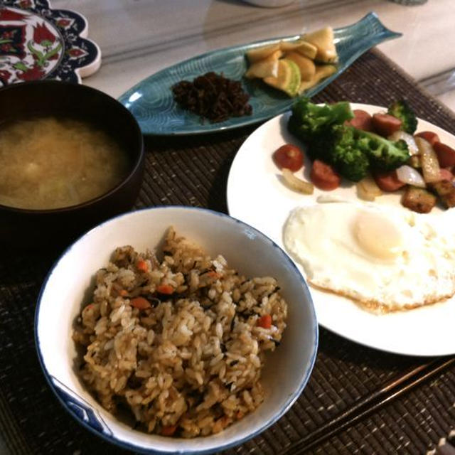 ひじきの炊き込み御飯定食。