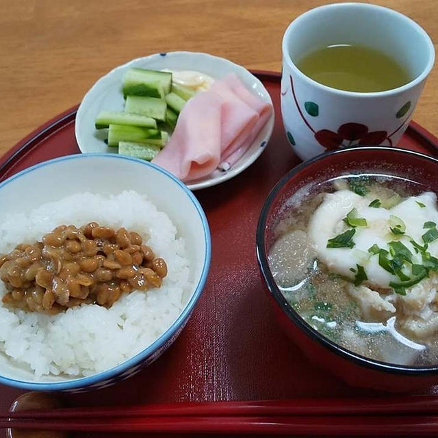 根菜と卵の味噌汁と納豆ご飯