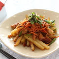 鶏皮きんぴら　---　カリッカリに炒めた鶏皮と、その脂を吸うお野菜の組合せがおすすめです。