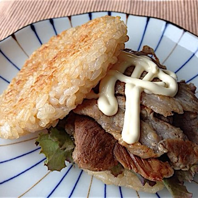 豚のこま切れ肉で手軽にライスバーガー♪