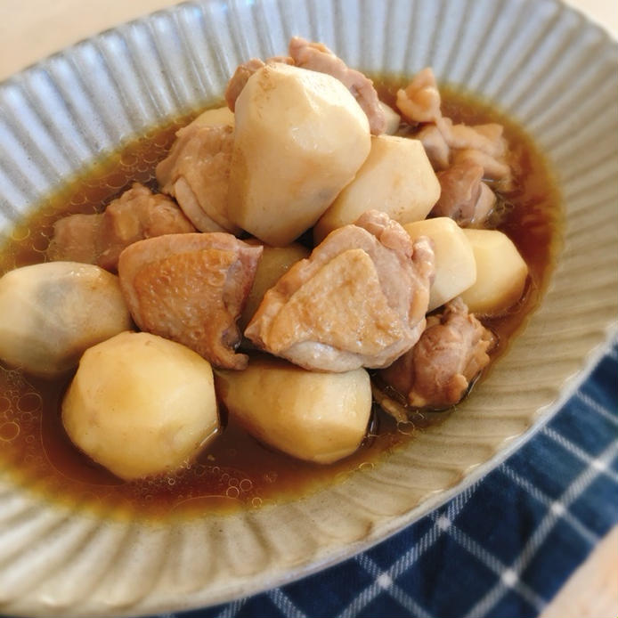 和食器に盛り付けた、里芋と鶏肉の炒め煮