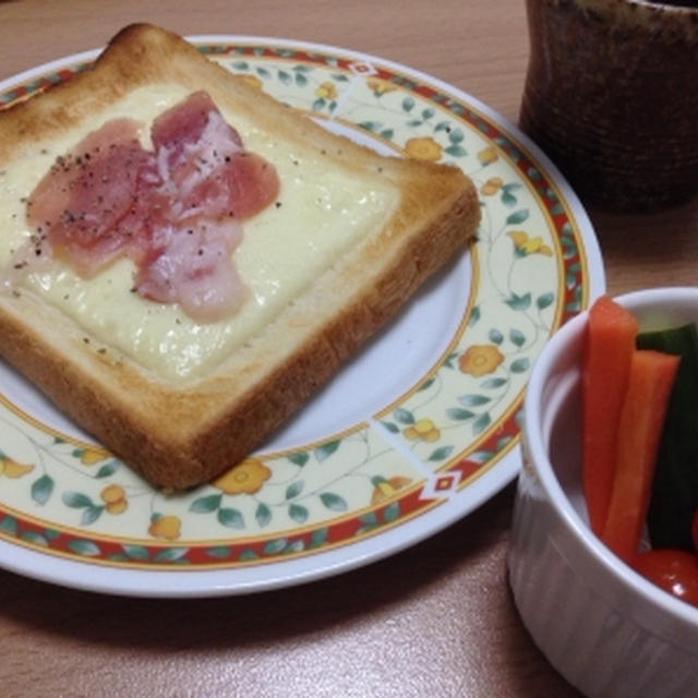 簡単ランチ☆生ハムチーズトースト。