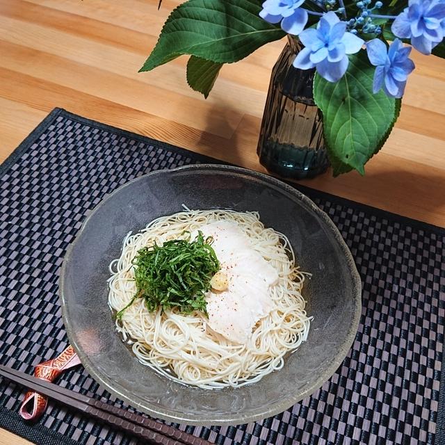 サラダチキンと大葉トッピングの ぶっかけそうめん