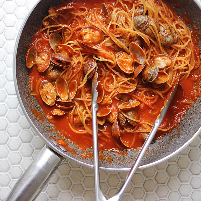 Spaghetti alle vongole in rosso