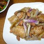 鶏肉（もも肉の切り身）と紫ネギのしょう油麹と甘麹炒め