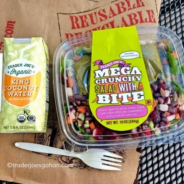 トレジョのクランチーサラダとココナッツウォーター Trader Joe’s MEGA Crunchy Salad