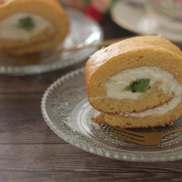 たんぱく質もとれる！きな粉風味の米粉フルーツロールケーキ