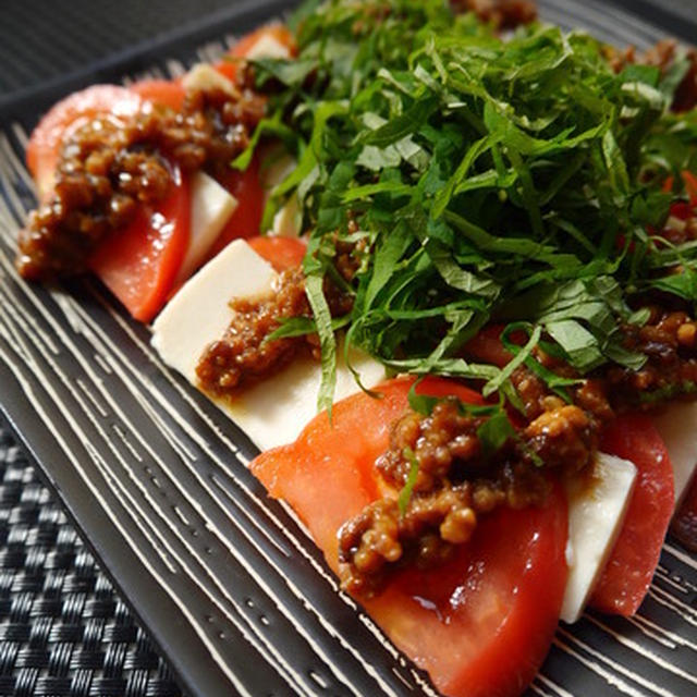 トマトと豆腐のサラダ～はちみつ味噌鶏そぼろがけ