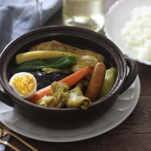 ワインとともにいただく骨付きチキンのスープカレー