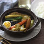 ワインとともにいただく骨付きチキンのスープカレー