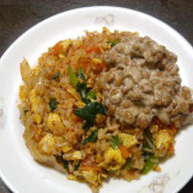 野菜たっぷり☆ビビンバ風チャーハン　納豆のせ