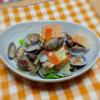 あさり、厚揚げ、白菜の蒸し物