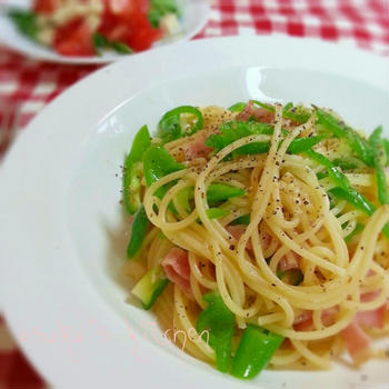 夏パスタ☆万願寺唐辛子とベーコンのオイルパスタ