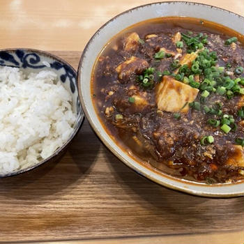 沖縄・浦添「肉そば とうやま食堂」旨辛麻婆豆腐そばにハマる