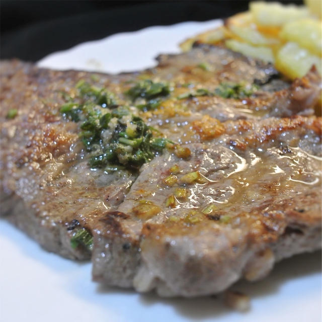 牛肉のステーキ、ガーリックバター&セージ風味