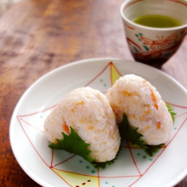 暑い時期におすすめ♡梅しらすのオイルおにぎり