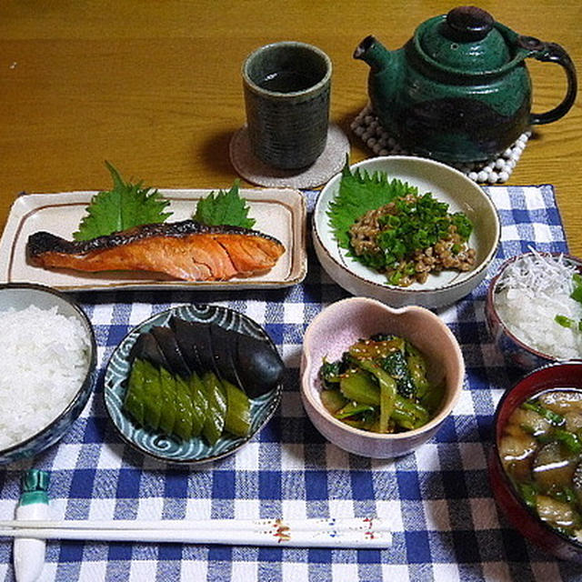 【朝食】さけの塩焼き・納豆・青梗菜の中華和え・しらすおろし…