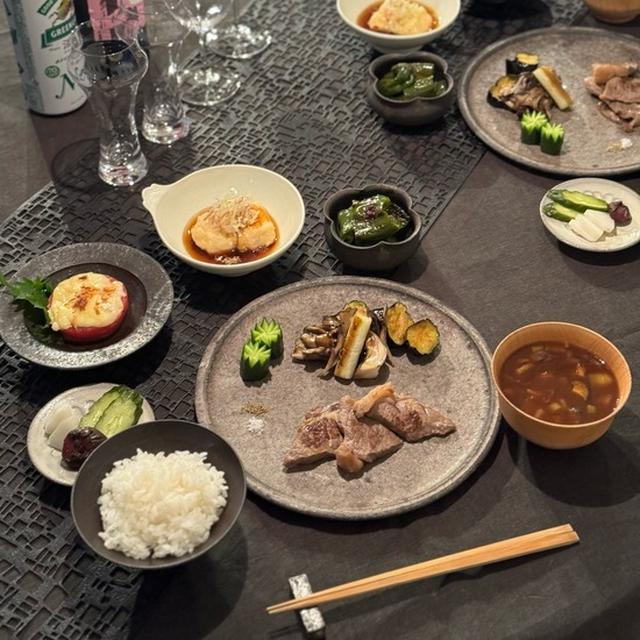 だんなさまのお誕生日に、ちょこっとステーキと好きな物を並べた夜ごはん