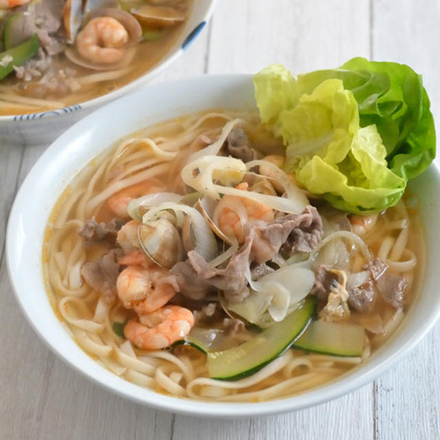 カルグクスってこれかな？の昼ごはん。