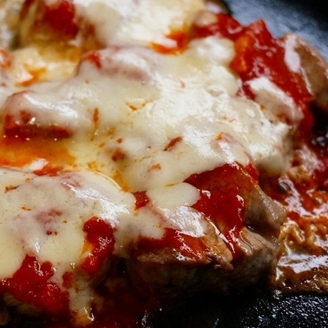 豚ヒレ肉のトマトソースチーズと、ガーリック焼き　スキレットでクリスピーピザ