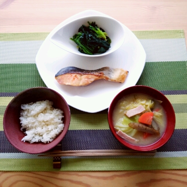 ■塩鮭とほうれん草のお浸しで普通の和食朝ごはん