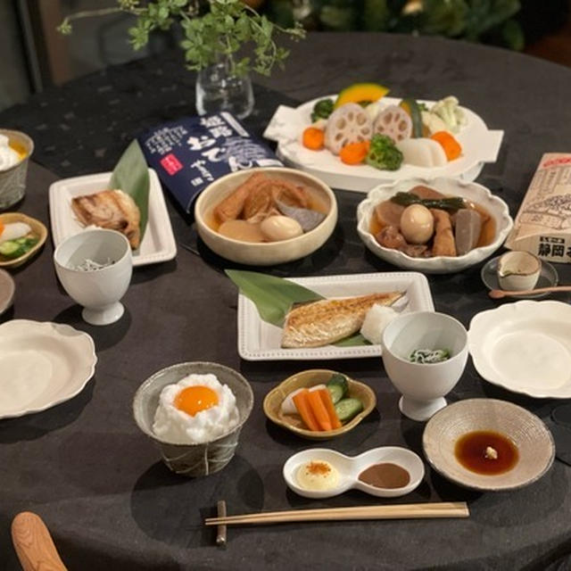 お土産おでんの味くらべと、ヨリドコロの塩サバとかの夜ごはん