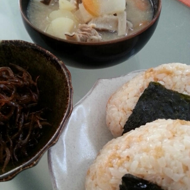 たぬきおむすびと牡蠣のお味噌汁