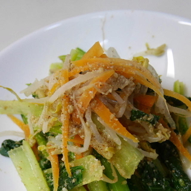 小松菜とにんじんともやしの胡麻たっぷり和風温野菜サラダ