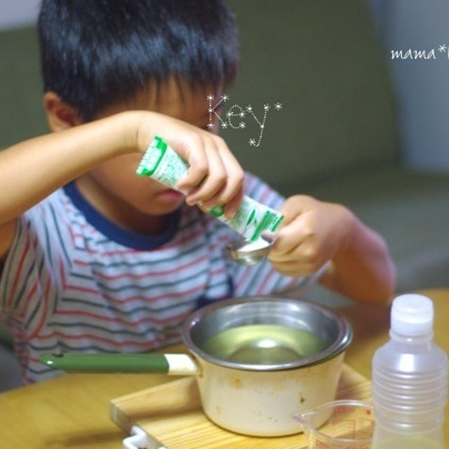 夏休みの工作　2年生　〜食用油で七色キャンドル作り〜