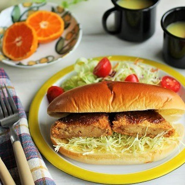コロッケパンでお昼ごはん
