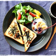 レンジで1発!!照り焼きチキンのからしマヨチーズトースト