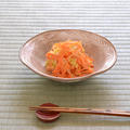 レシピ--キャベツとにんじんのコールスロー・サラダ/宮里絵美作の三島手・小鉢
